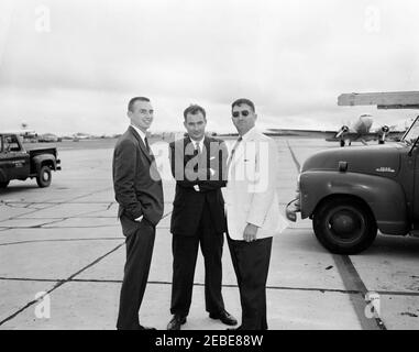 Le personnel et les installations de l'Agence de signalisation de l'Armée de terre de la Maison Blanche (WHASA), Cape Cod, la base aérienne d'Otis et à bord de Marlin. ST190/61. Le major Anthony S. Suglia (à droite, portant des lunettes de soleil), un membre de l'équipe de l'Agence de signalisation de l'Armée de la Maison Blanche (WHASA), se tient sur des stands avec deux hommes non identifiés à une base de l'Armée de l'Air. [Photo de Harold Sellers] Banque D'Images