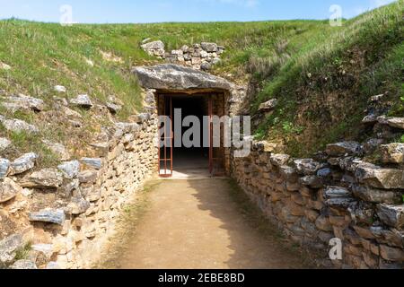 Vue sur le Dolmen de Tholos de El Romeral Antequera Banque D'Images