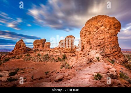 Rochers derrière l'arche de la tourelle dans le parc national des Arches, Utah Banque D'Images