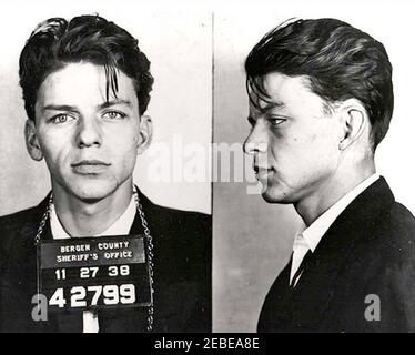 FRANK SINATRA (1915-1998) coup de feu de la police suite à son arrestation à Hackensack, dans le comté de Bergen, dans le New Jersey, le 26 novembre 1938, sur des accusations de séduction et d'adultère. L'affaire a été rejetée en janvier 1939. Banque D'Images