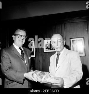 Aide présidentielle Lawrence F Ou2019Brien avec le représentant Herbert C. Bonner (Caroline du Nord). L'adjoint spécial du Président pour les relations avec le Congrès Lawrence u201cLarryu201d Ou0027Brien accepte un cadeau du Représentant Herbert C. Bonner de Caroline du Nord à la Maison Blanche, Washington, D.C. Banque D'Images