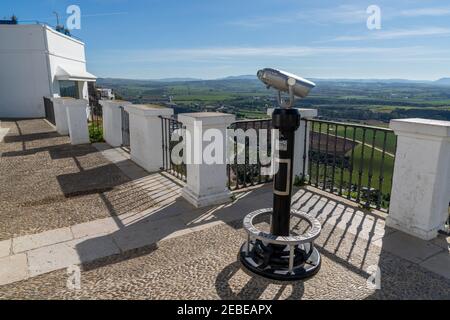 La plate-forme d'observation de la plaza del Cabildo dans le centre-ville D'Arcos de la Frontera avec des jumelles à pièces Banque D'Images