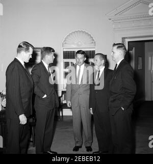 Réunion avec les sénateurs u0026 représentants de l'Idaho u0026 Utah, 4 h 10. Le président John F. Kennedy rencontre des sénateurs et des représentants de l'Idaho et de l'Utah. De gauche à droite : le représentant David S. King (Utah); le président Kennedy; le sénateur Frank Church (Idaho); le sénateur Frank E. Moss (Utah); le représentant Ralph R. Harding (Idaho). Oval Office, Maison Blanche, Washington, D.C. Banque D'Images