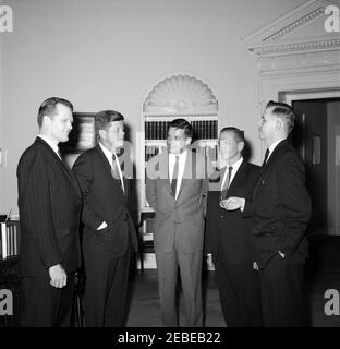 Réunion avec les sénateurs u0026 représentants de l'Idaho u0026 Utah, 4 h 10. Le président John F. Kennedy rencontre des sénateurs et des représentants de l'Idaho et de l'Utah. De gauche à droite : le représentant David S. King (Utah); le président Kennedy; le sénateur Frank Church (Idaho); le sénateur Frank E. Moss (Utah); le représentant Ralph R. Harding (Idaho). Oval Office, Maison Blanche, Washington, D.C. Banque D'Images