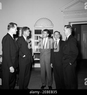 Réunion avec les sénateurs u0026 représentants de l'Idaho u0026 Utah, 4 h 10. Le président John F. Kennedy rencontre des sénateurs et des représentants de l'Idaho et de l'Utah. De gauche à droite : le représentant David S. King (Utah); le président Kennedy; le sénateur Frank Church (Idaho); le sénateur Frank E. Moss (Utah); le représentant Ralph R. Harding (Idaho). Oval Office, Maison Blanche, Washington, D.C. Banque D'Images