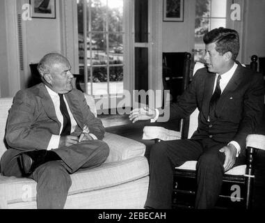 Rencontre avec Arthur Dean, président de la délégation des États-Unis à la Conférence de Genève sur l'interdiction des essais nucléaires, 9 h 52. Le président John F. Kennedy (président à bascule) rencontre Arthur Dean, président de la délégation des États-Unis auprès du Comité du désarmement de Genève, dans le Bureau ovale de la Maison Blanche, Washington D.C. Banque D'Images