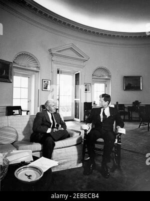 Rencontre avec Arthur Dean, président de la délégation des États-Unis à la Conférence de Genève sur l'interdiction des essais nucléaires, 9 h 52. Le président John F. Kennedy (président à bascule) rencontre Arthur Dean, président de la délégation des États-Unis auprès du Comité du désarmement de Genève, dans le Bureau ovale de la Maison Blanche, Washington D.C. Banque D'Images
