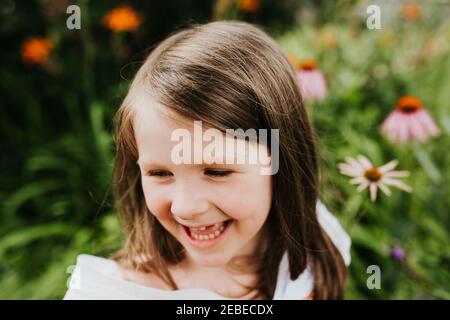 Jeune fille souriant dans son jardin dans le Dakota du Sud. Banque D'Images