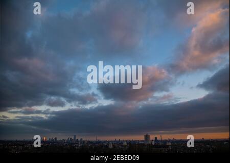 Londres, Royaume-Uni. 12 février 2021. Le soleil se couche sur londres comme vu une colline glaciale du Parlement. Il est assez occupé, malgré Lockdown 3, car les gens cherchent de l'air frais et de l'exercice. Crédit : Guy Bell/Alay Live News Banque D'Images