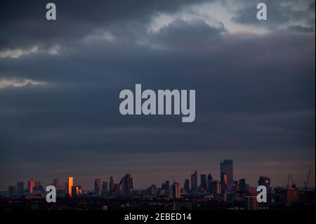 Londres, Royaume-Uni. 12 février 2021. Le soleil se couche sur londres comme vu une colline glaciale du Parlement. Il est assez occupé, malgré Lockdown 3, car les gens cherchent de l'air frais et de l'exercice. Crédit : Guy Bell/Alay Live News Banque D'Images