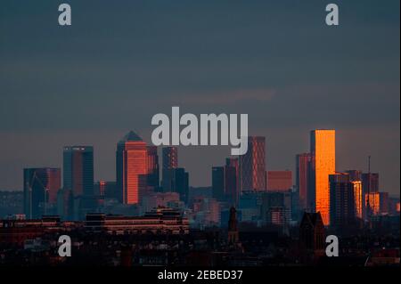 Londres, Royaume-Uni. 12 février 2021. Le soleil se couche sur londres comme vu une colline glaciale du Parlement. Il est assez occupé, malgré Lockdown 3, car les gens cherchent de l'air frais et de l'exercice. Crédit : Guy Bell/Alay Live News Banque D'Images