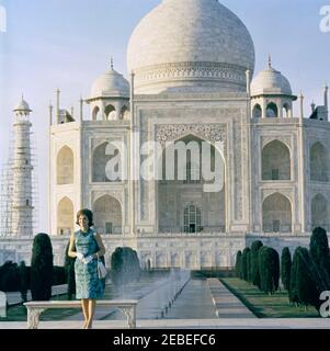 Première Dame Jacqueline Kennedyu2019s (JBK) voyage en Inde et au Pakistan: Agra, Uttar Pradesh, Inde, visite au Taj Mahal. La première dame Jacqueline Kennedy visite le Taj Mahal à Agra, Uttar Pradesh, Inde. Banque D'Images
