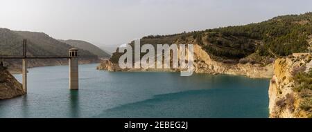 Vue panoramique sur le réservoir Francisco Abellan dans le Sierra Nevada d'Andalousie près de la PEZA Banque D'Images