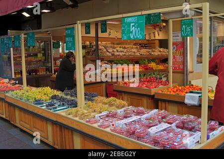 Boutique vendant des fruits et légumes frais, rue Cler, Paris, France. Le marché piétonnier de la rue Cler est ouvert tous les jours. Banque D'Images