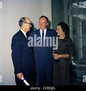 Cérémonie d'assermentation, deLesseps S. Morrison, Sr., représentant des États-Unis auprès de l'Organisation des États américains (OEA), et Robert Woodward, secrétaire d'État adjoint aux Affaires interaméricaines, 11 h 05. Cérémonies d'assermentation pour les deLesseps S. Morrison en tant qu'ambassadeur des États-Unis auprès de l'Organisation des États américains (OEA) et Robert F. Woodward en tant que secrétaire d'État adjoint aux affaires interaméricaines. (R u2013): Robert Woodward; le sénateur du Minnesota Hubert Humphrey; Virginia Woodward. Cabinet, Maison Blanche, Washington, D.C. Banque D'Images