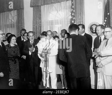 Cérémonie d'assermentation, deLesseps S. Morrison, Sr., représentant des États-Unis auprès de l'Organisation des États américains (OEA), et Robert Woodward, secrétaire d'État adjoint aux Affaires interaméricaines, 11 h 05. Cérémonies d'assermentation pour les deLesseps Morrison en tant qu'Ambassdor des États-Unis à l'Organisation des États américains (OEA) et Robert F. Woodward en tant que secrétaire d'État adjoint aux Affaires interaméricaines. Robert Woodward (à l'extrême gauche); Virginia Woodward (deuxième à partir de la gauche); deLesseps Morrison (en costume blanc, fils de la holding, John Randolph u201cRandyu201d Morrison); le président John F. Kennedy (retour à venir Banque D'Images