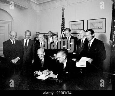 Réunion avec la Commission du Président 2019s sur l'égalité des chances en matière d'emploi, 10:25. Le Président John F. Kennedy rencontre les membres de la Commission du Président du Conseil de l'Union pour l'égalité des chances en matière d'emploi. Vice-président Lyndon B. Johnson (assis, à droite); autres non identifiés. Salle de conférence (Fish Room), Maison Blanche, Washington, D.C. Banque D'Images