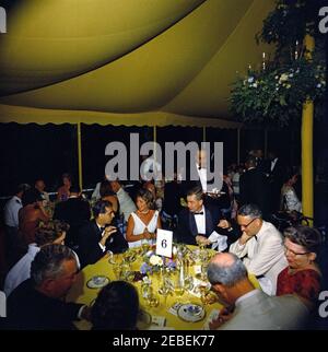 Dîner à Mount Vernon en l'honneur de Muhammad Ayub Khan, président du Pakistan, 7:45. Dîner d'Etat en l'honneur du Président du Pakistan, Mohammad Ayub Khan. (Dans le sens des aiguilles d'une montre) : Jean Kennedy Smith; David Bell, directeur du Bureau de la gestion et du budget; général Maxwell Taylor, ancien chef d'état-major de l'Armée des États-Unis; Miriam Judd, épouse du congressiste du Minnesota Walter H. Judd; Secrétaire d'État Dean Rusk (retour à huis clos); Ruth Dupont, épouse de Henry Francis Dupont (de retour à la caméra); homme d'affaires et philanthrope Charles W. Engelhard, Jr.; Pauline V. Hoving, épouse de Tiffany u0026 Pata Banque D'Images