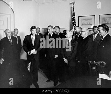 Réunion avec la Commission du Président 2019s sur l'égalité des chances en matière d'emploi, 10:25. Le Président John F. Kennedy rencontre les membres de la Commission du Président du Conseil de l'Union pour l'égalité des chances en matière d'emploi. Président Kennedy; vice-président Lyndon B. Johnson; agent du Service secret de la Maison Blanche, Roy Kellerman (à droite); autres non identifiés. Salle de conférence (Fish Room), Maison Blanche, Washington, D.C. Banque D'Images