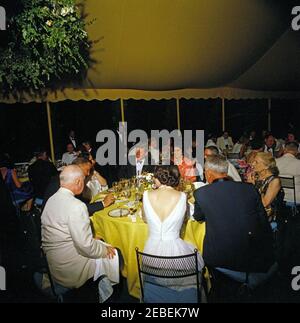 Dîner à Mount Vernon en l'honneur de Muhammad Ayub Khan, président du Pakistan, 7:45. Dîner d'Etat en l'honneur du Président du Pakistan, Mohammad Ayub Khan. (Dans le sens des aiguilles d'une montre) : le président John F. Kennedy; Begum Shereen Aziz Ahmed, épouse de l'ambassadeur du Pakistan aux États-Unis Aziz Ahmed; le membre du Congrès de l'Illinois Robert B. Chiperfield; Alice Roosevelt Longworth, fille du président Theodore Roosevelt et épouse de feu Nicholas Longworth, membre du Congrès de l'Ohio; Charles Halleck, membre du Congrès de l'Indiana (retour à la caméra); Lady Bird Johnson (retour à la caméra); John J. Rooney, membre du Congrès de New York (retour à la caméra); F Banque D'Images