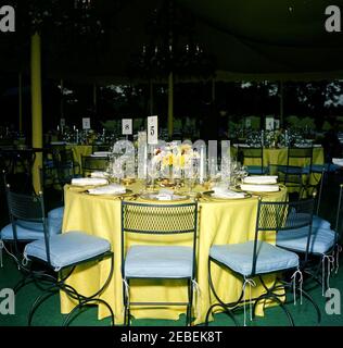 Dîner à Mount Vernon en l'honneur de Muhammad Ayub Khan, président du Pakistan, 7:45. Dîner d'Etat en l'honneur du Président du Pakistan, Mohammad Ayub Khan. Tables avec arrangements floraux. Marquise ; Mount Vernon, Virginie. Banque D'Images