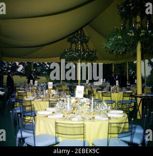 Dîner à Mount Vernon en l'honneur de Muhammad Ayub Khan, président du Pakistan, 7:45. Dîner d'Etat en l'honneur du Président du Pakistan, Mohammad Ayub Khan. Tables avec arrangements floraux. Marquise ; Mount Vernon, Virginie. Banque D'Images