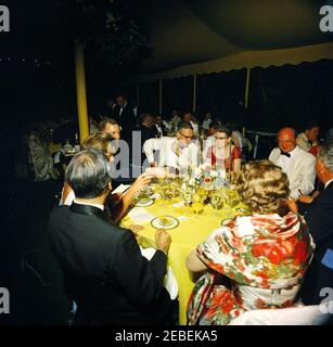 Dîner à Mount Vernon en l'honneur de Muhammad Ayub Khan, président du Pakistan, 7:45. Dîner d'Etat en l'honneur du Président du Pakistan, Mohammad Ayub Khan. (Dans le sens des aiguilles d'une montre à partir du haut) : le général Maxwell Taylor, ancien chef d'état-major de l'armée des États-Unis; Miriam Judd, épouse du congressiste du Minnesota Walter H. Judd; le secrétaire d'État Dean Rusk; l'homme d'affaires et philanthrope Charles W. Engelhard, Jr.; Pauline V. Hoving, épouse de Tiffany u0026 propriétaire de la société Walter Hoving (retour à la caméra); Aziz Ahmed, ambassadeur du Pakistan aux États-Unis (retour à huis clos); Jean Kennedy Smith (partiellement caché); David B. Banque D'Images