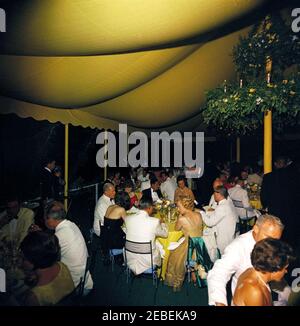 Dîner à Mount Vernon en l'honneur de Muhammad Ayub Khan, président du Pakistan, 7:45. Dîner d'Etat en l'honneur du Président du Pakistan, Mohammad Ayub Khan. Divers clients non identifiés. Marquise ; Mount Vernon, Virginie. Banque D'Images