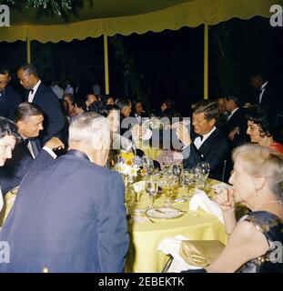 Dîner à Mount Vernon en l'honneur de Muhammad Ayub Khan, président du Pakistan, 7:45. Dîner d'Etat en l'honneur du Président du Pakistan, Mohammad Ayub Khan. (Dans le sens des aiguilles d'une montre): Begum Nasir Akhtar Aurangzeb, fille du président Ayub Khan; du président John F. Kennedy; Begum Shereen Aziz Ahmed, épouse de l'ambassadeur du Pakistan aux États-Unis Aziz Ahmed; Alice Roosevelt Longworth, fille du président Theodore Roosevelt et épouse du regretté congressiste de l'Ohio Nicholas Longworth; du congrès de l'Indiana Charles Halleck; Lady Bird Johnson ; Franklin D. Roosevelt, Jr. Marquee ; Mount Vernon, Virginie. Banque D'Images