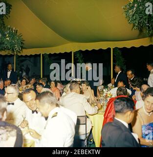 Dîner à Mount Vernon en l'honneur de Muhammad Ayub Khan, président du Pakistan, 7:45. Dîner d'Etat en l'honneur du Président du Pakistan, Mohammad Ayub Khan. (Table du Président John F. Kennedyu2019s, dans le sens des aiguilles d'une montre à partir du haut): Begum Nasir Akhtar Aurangzeb, fille du Président Ayub Khan; Président Kennedy; Begum Shereen Aziz Ahmed, épouse de l'Ambassadeur du Pakistan aux États-Unis Aziz Ahmed; membre du Congrès de l'Illinois Robert B. Chiperfield; Alice Roosevelt Longworth, fille du président Theodore Roosevelt et épouse de feu Nicholas Longworth, membre du Congrès de l'Ohio; Charles Halleck, membre du Congrès de l'Indiana; Franklin D. R. Banque D'Images