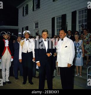 Dîner à Mount Vernon en l'honneur de Muhammad Ayub Khan, président du Pakistan, 7:45. Dîner d'Etat en l'honneur du Président du Pakistan, Mohammad Ayub Khan. (L u2013 R) : officier non identifié de la Garde continentale des couleurs, 1er Bataillon, 3e Régiment d'infanterie (partie de la vieille garde de Beiru0022); aide navale au commandant du Président Tazewell Shepard, Jr.; président John F. Kennedy; président Mohammed Ayub Khan; Rosamonde R. Ayne, régent de l'Association Mount Vernon Ladiesu2019 (à droite); président Khan La congressiste de l'Ohio Frances Bolton (à l'extrême droite, derrière Mme Berine); divers non identifies Banque D'Images