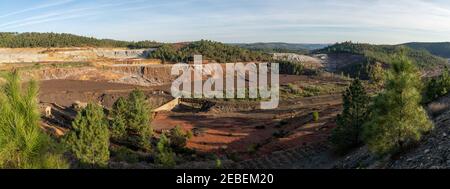 Une vue panoramique de la région minière de Rhe Rio Tinto avec mines et bâtiments abandonnés Banque D'Images