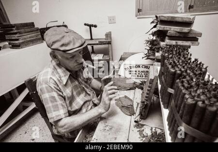 Ex Pat travailleurs cubains à la Padron Cigar Co. À Miami, Floride cigares roulés à la main fabriqués avec du tabac de semence nicaraguayen. 1979. Banque D'Images