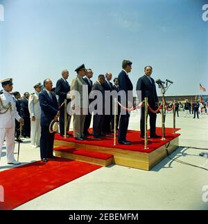 Cérémonies d'arrivée pour Muhammad Ayub Khan, Président du Pakistan, 12:00. Cérémonies d'arrivée du Président du Pakistan, Mohammad Ayub Khan. Sur plate-forme, première rangée (L - R): Président John F. Kennedy; président Mohammad Ayub Khan. Deuxième rangée: Chef d'état-major interarmées, le général Lyman Lemnitzer; ministre des Affaires étrangères du Pakistan, Manzur Qadir; secrétaire d'État, Dean Rusk; homme non identifié. Deux hommes non identifiés à l'arrière. Officier naval non identifié et chef du Protocole Angier Biddle Duke (à gauche de la plate-forme); aide navale au commandant du Président Tazewell Shepard (à l'arrière de la plate-forme). Andrews Air F Banque D'Images