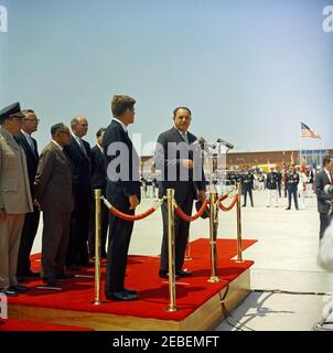 Cérémonies d'arrivée pour Muhammad Ayub Khan, Président du Pakistan, 12:00. Cérémonies d'arrivée du Président du Pakistan, Mohammad Ayub Khan. Sur plate-forme, première rangée (G-D): Président John F. Kennedy; président Mohammad Ayub Khan. Deuxième rangée: Chef d'état-major interarmées, le général Lyman Lemnitzer; ministre des Affaires étrangères du Pakistan, Manzur Qadir; secrétaire d'État, Dean Rusk; homme non identifié. Homme non identifié à l'arrière. Andrews Air Force base, Maryland. Banque D'Images