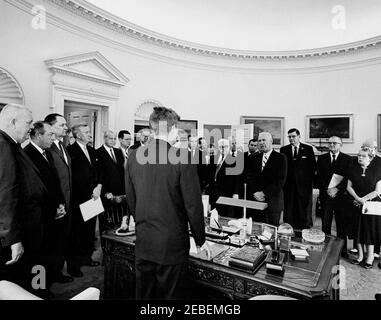 Réunion avec des représentants d'un groupe de l'Administration de la vallée du Tennessee (TVA), 10:10. Le président John F. Kennedy rencontre des membres du Congrès et des sénateurs de la région de l'Autorité de la vallée du Tennessee (TVA). Le président Kennedy au bureau avec retour à l'appareil photo. Debout autour du bureau (L u2013 R): Homme non identifié; membre du Congrès Robert E. Jones (Alabama); membre du Congrès Carl Elliott (Alabama); sénateur John Sparkman (Alabama); trois hommes non identifiés (deux pour la plupart cachés); sénateur Jamie L. Whitten (Mississippi); sénateur Estes Kefauver (Tennessee); président de TVA Herbert D. Vogel (partiellement caché derrière le Président Kennedy); Congre Banque D'Images