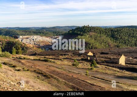 Une vue de la région minière de Rhe Rio Tinto avec abandonné mines et bâtiments Banque D'Images