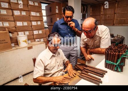 Ex Pat travailleurs cubains à la Padron Cigar Co. À Miami, Floride cigares roulés à la main fabriqués avec du tabac de semence nicaraguayen. 1979. Banque D'Images