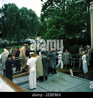 Rencontre à bord du u0022Honey Fitzu0022 avec Hayato Ikeda, Premier ministre du Japon, 3:13. Le président John F. Kennedy revient d'une croisière sur le yacht u201cHoney Fitzu201d avec le Premier ministre du Japon Hayato Ikeda. L'aide navale au président le commandant Tazewell T. Shepard marche derrière le président, et le Premier ministre Ikeda se trouve à l'extrême droite. Également à droite : agent du service secret de la Maison Blanche, Floyd Boring; photographe de l'United Press International (UPI), James K. W. Atherton; agent du protocole pour le département d'État, Clement E. u0022Clemu0022 Conger. Photographes et Banque D'Images