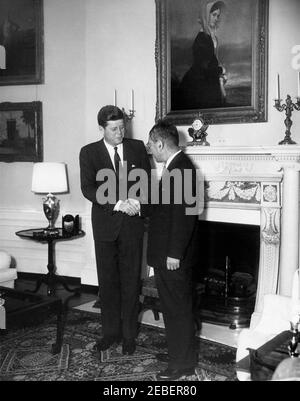 Le Premier ministre japonais Hayato Ikeda donne un appel d'adieu au Président, à 8 h 45. Le Premier ministre du Japon, Hayato Ikeda, fait un appel d'adieu au président John F. Kennedy. Chambre ovale jaune, Maison Blanche, Washington, D.C. Banque D'Images