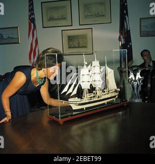 Cadeau (maquette de bateau) de Nikita Khrouchtchev, Premier ministre de l'Union soviétique (URSS) au Président Kennedy. Don d'un modèle de navire de chasse américain de la première ministre de l'Union soviétique Nikita Khrouchtchev au président John F. Kennedy. Jill Cowan, secrétaire de la Maison-Blanche, secrétaire de presse, Pierre Salingeru2019s, est derrière vous. Fish Room, Maison Blanche, Washington, D.C. Banque D'Images