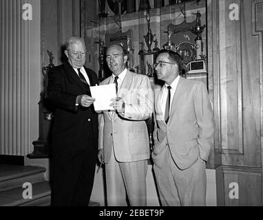 David F., assistant présidentiel, s'adprend aux visiteurs géorgiens à la Maison Blanche. Assistant spécial du Président David F. puissances avec des visiteurs non identifiés de Géorgie. Hall de l'aile est, Maison Blanche, Washington, D.C. Banque D'Images