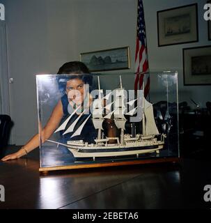 Cadeau (maquette de bateau) de Nikita Khrouchtchev, Premier ministre de l'Union soviétique (URSS) au Président Kennedy. Don d'un modèle de navire de chasse américain de la première ministre de l'Union soviétique Nikita Khrouchtchev au président John F. Kennedy. Jill Cowan, secrétaire de la Maison-Blanche, secrétaire de presse, Pierre Salingeru2019s, est derrière vous. Fish Room, Maison Blanche, Washington, D.C. Banque D'Images