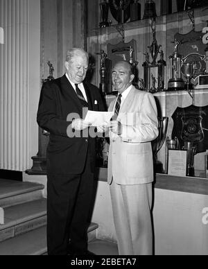 David F., assistant présidentiel, s'adprend aux visiteurs géorgiens à la Maison Blanche. Assistant spécial du Président David F. puissances avec visiteur non identifié de Géorgie. Hall de l'aile est, Maison Blanche, Washington, D.C. Banque D'Images