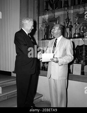 David F., assistant présidentiel, s'adprend aux visiteurs géorgiens à la Maison Blanche. Assistant spécial du Président David F. puissances avec visiteur non identifié de Géorgie. Hall de l'aile est, Maison Blanche, Washington, D.C. Banque D'Images