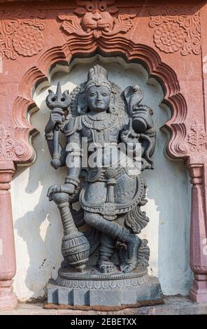 Bagalkot, Karnataka, Inde - 8 novembre 2013 : Temple de Sri Sangameshwar. Gros plan de la statue de Dwarapalaka aux bleus gris à la porte d'entrée. Banque D'Images