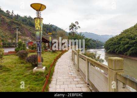 Comté de Gao, Sichuan, Chine - 26 novembre 2018 : remblai de rivière près de l'usine de thé. Banque D'Images