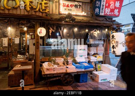 Tokyo, Japon - 21 2016 janvier : yakitori Alley. Vue nocturne du passage inférieur de Yakitori Alley sous la ligne de chemin de fer de la gare Yurakucho. Nouilles japonaises Banque D'Images