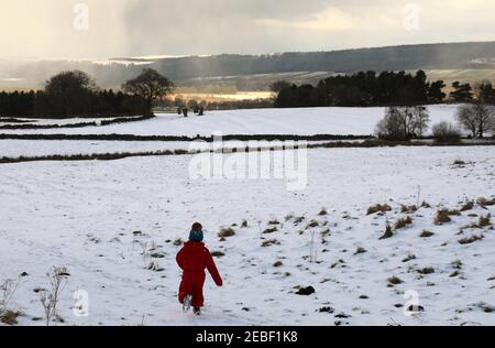 Enfant courant vers Harthill Moor et les neuf pierres se ferment Cercle de pierres dans le Derbyshire Banque D'Images