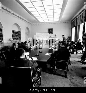 Réunion du Cabinet, 10 h 12. Réunion du Cabinet. Dans le sens des aiguilles d'une montre autour de la table, en commençant à gauche: Directeur de l'Agence d'information des États-Unis (USIA), Edward R. Murrow (avec retour à la caméra); ministre adjoint des postes, H. W. u201cBillu201d Brawley; représentant des États-Unis aux Nations Unies, Adlai E. Stevenson; vice-président Lyndon B. Johnson; secrétaire à la Défense, Robert S. McNamara; Le secrétaire à l'Agriculture, Orville Freeman; le secrétaire au travail, Arthur Goldberg; le secrétaire à la Santé, à l'éducation et au bien-être social, Abraham Ribicoff; le sous-secrétaire au Commerce, Edward Gudeman; le secrétaire d'État, de Banque D'Images